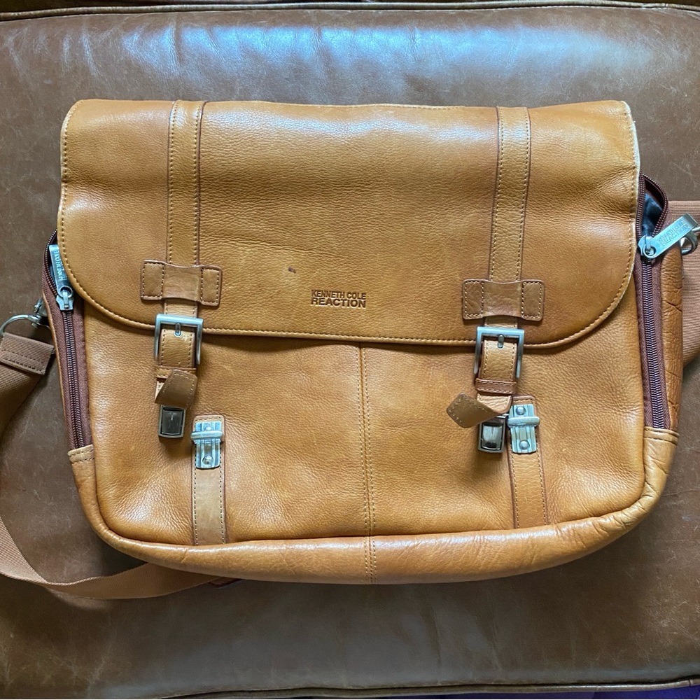 Kenneth Cole Reaction Tan Leather Messenger Style Laptop Work Bag